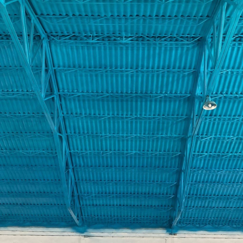 Interior de parque infantil aislado con espuma de poliuretano pigmentada en azul por Aislamientos CV