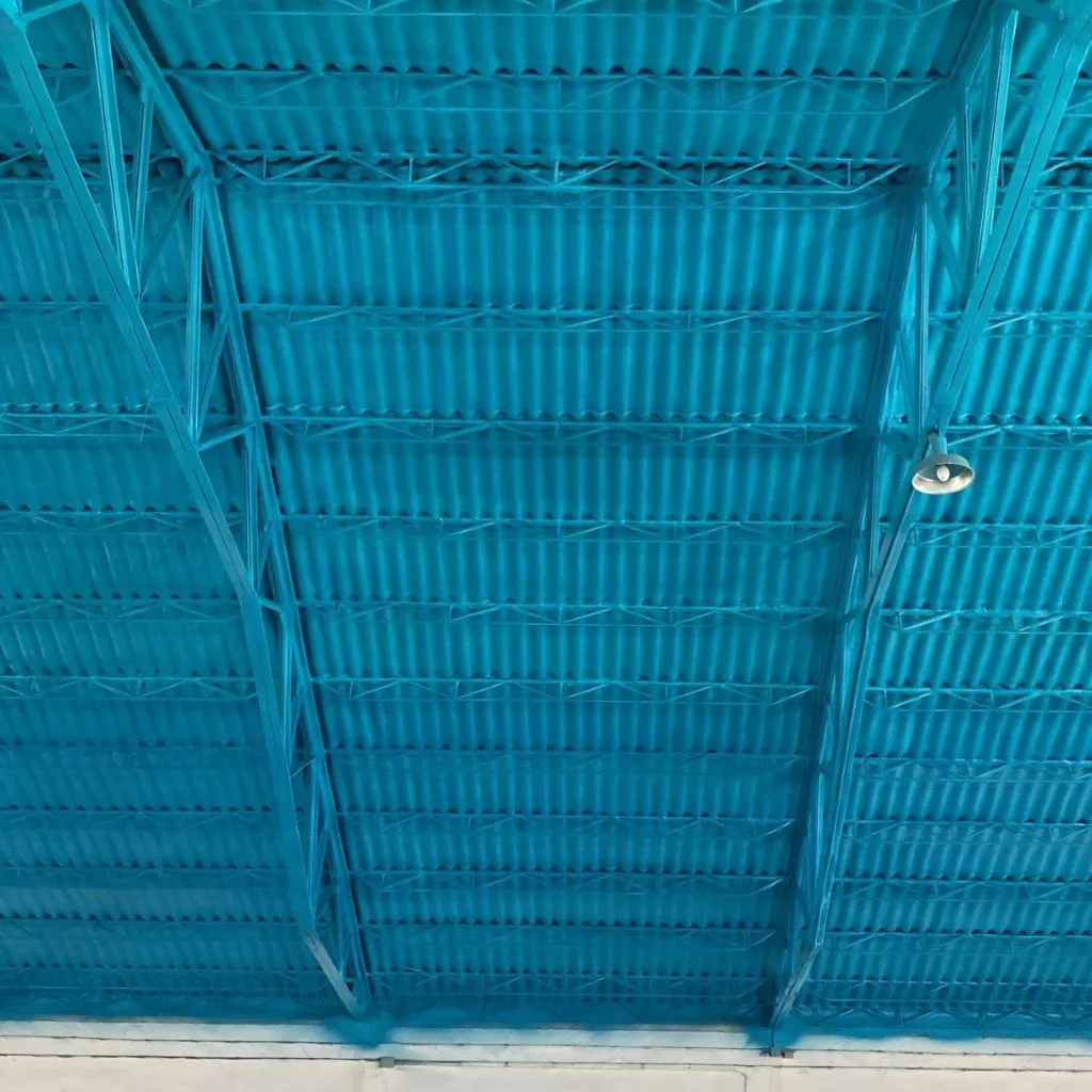 Interior de parque infantil aislado con espuma de poliuretano pigmentada en azul por Aislamientos CV