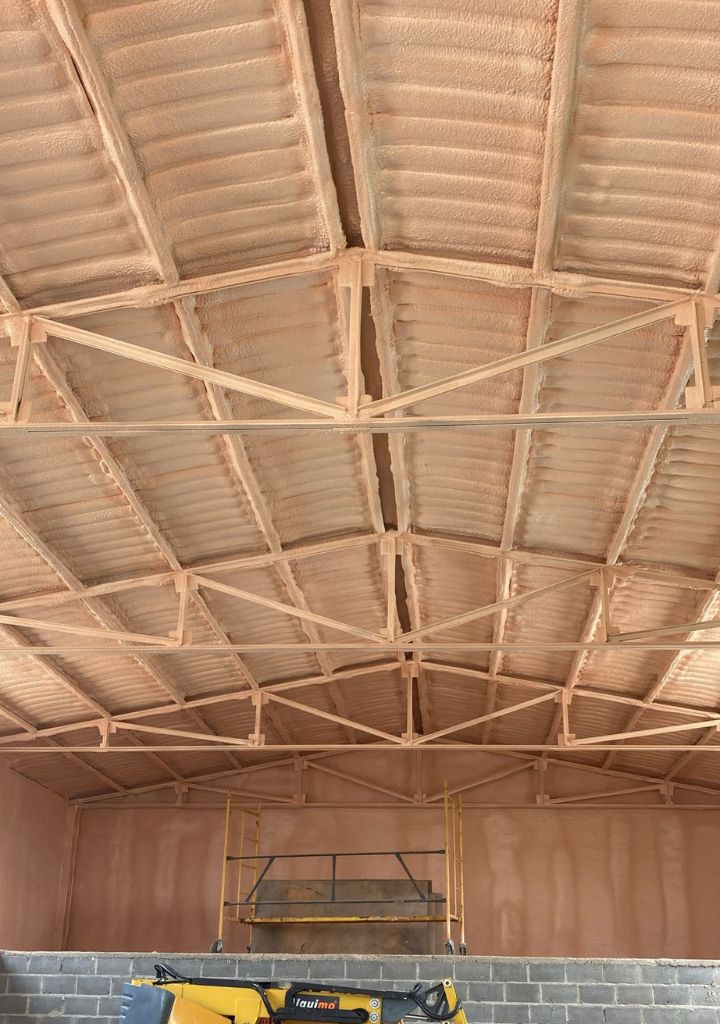 Aislamiento t&eacute;rmico con espuma de poliuretano proyectado en nave industrial por Aislamientos CV