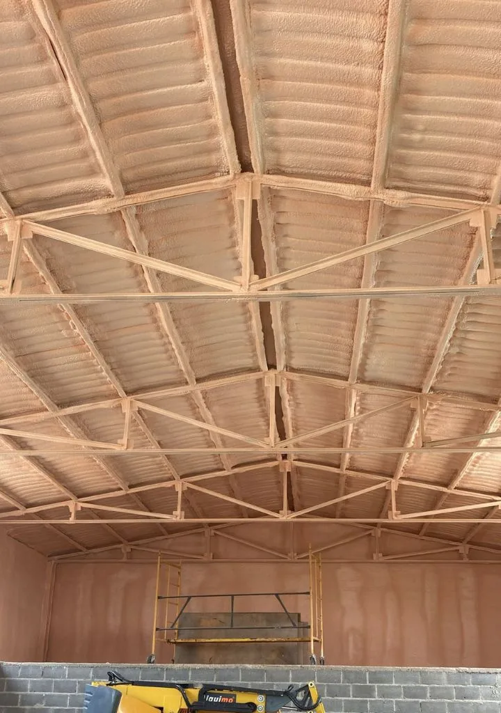 Aislamiento t&eacute;rmico con espuma de poliuretano proyectado en nave industrial por Aislamientos CV