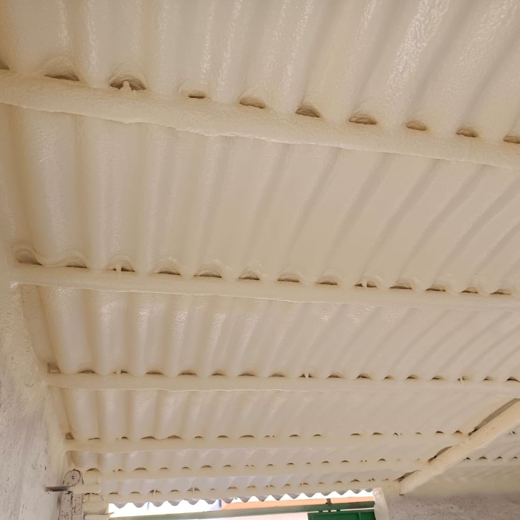 Interior de nave aislada con espuma de poliuretano de celda cerrada por Aislamientos CV