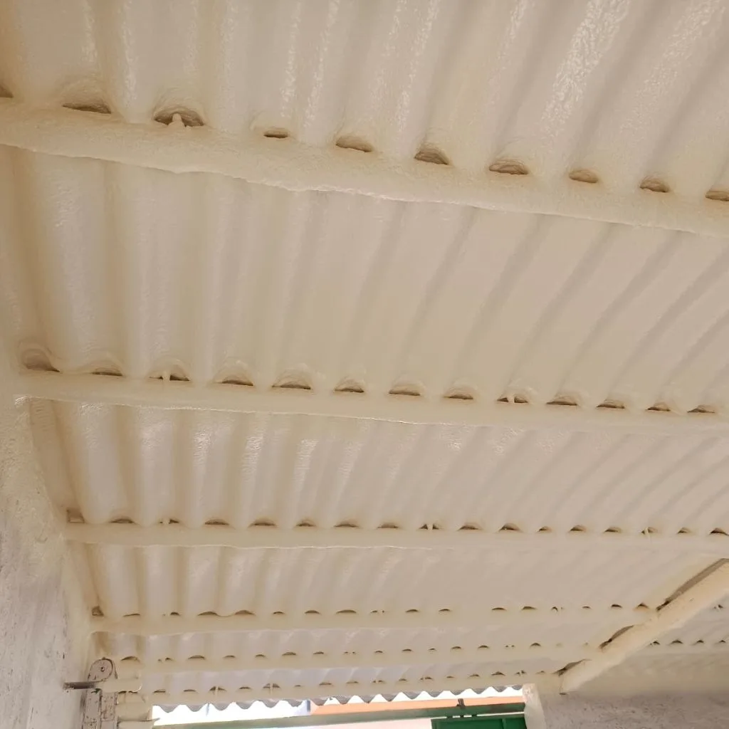 Interior de nave aislada con espuma de poliuretano de celda cerrada por Aislamientos CV