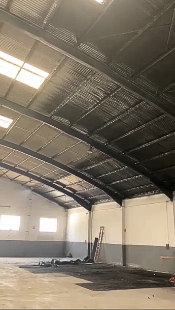 Aislamiento de poliuretano proyectado con pigmento negro en cubierta interior de nave-gimnasio en Ajofr&iacute;n (Toledo)