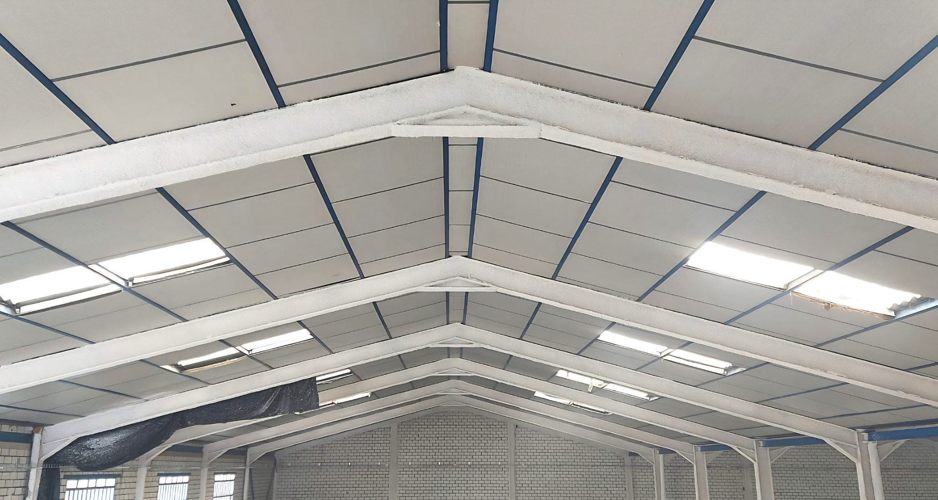 Nave industrial con estructura met&aacute;lica protegida mediante ignifugado certificado por Aislamientos de Poliuretano CV