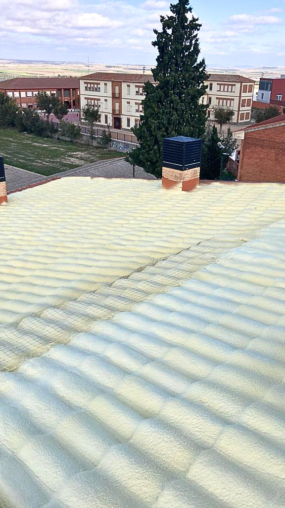 Tejado aislado con espuma de poliuretano en Torrej&oacute;n de Ardoz, corredor del Henares